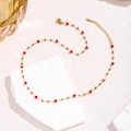 Collier doré avec perles de cristal rouges et cubes sur fond de pierre blanche décorative - Or - Collier Coeur Rouge
