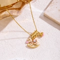 Collier doré avec pendentif cheval à bascule en émail blanc et détails roses - Style Cheval à Bascule (81440)