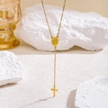 Collar religioso de oro acero con cuentas blancas y cruz medalla de María - Collar / Dorado