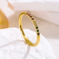 Eleganter gedrehter Edelstahlring in Gold mit funkelnden bunten Edelsteinen für Damen - US 5 / Gold