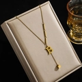 Collier en acier titane avec pendentif lettre B et gland sur coffret à bijoux - Lettre B