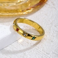 Bague dorée avec cristaux colorés et gravures d'étoiles sur socle en pierre - US 5 / Bague Étoile Colorée