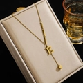 Elegante Halskette aus Gold-Titanstahl mit quadratischem Anhänger und Buchstabe E - Buchstabe E