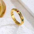Bague dorée avec zircons colorés et gravure étoilée sur fond de pierre blanche - US 5 / Or arc-en-ciel