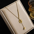 Goldene Titanstahl-Halskette mit G-Buchstaben-Anhänger und asymmetrischer Kette - Buchstabe G