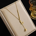 Goldene Titanstahl-Halskette mit L-Anhänger und geometrischen Quasten-Details - Buchstabe L