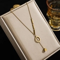 Elegante goldene Y-Halskette mit hohlrunde und Mikro-Würfel Quastenanhänger Design - Buchstabe O