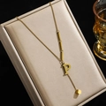 Elegante Halskette aus Titanstahl in Gold mit P-Anhänger und quadratischer Quaste - Buchstabe P