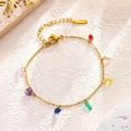 Vergoldetes Edelstahlarmband mit bunten Edelsteinanhängern und Karabinerverschluss für Damen - Farbiges Stein-Stil (7862) / Armband