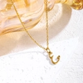 Collana in acciaio al titanio con ciondolo lettera E dorata e dettaglio cuore - Oro / Lettera E