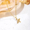 Collana in acciaio al titanio dorato con ciondolo a lettera H e dettaglio a cuore - Oro / Lettera H