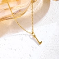 Collana in acciaio al titanio oro con ciondolo a barra a cuore su base in pietra - Oro / Lettera I