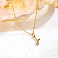Collana minimalista in titanio dorato con ciondolo a cuore lettera j su catena a maglie - Oro / Lettera J
