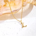 Collana in acciaio al titanio dorato con ciondolo lettera K corsiva e piccolo cuore - Oro / Lettera K