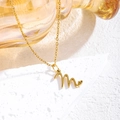 Collana in acciaio inossidabile dorato con pendente lettera M corsiva e dettaglio cuore - Oro / Lettera M