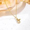 Collana minimalista in acciaio al titanio dorato con ciondolo lettera O e cuore su pietra - Oro / Lettera O