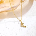 Collana minimalista in acciaio al titanio dorato con ciondolo lettera L e piccolo cuore - Oro / Lettera P
