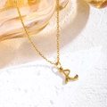 Collana minimalista in acciaio al titanio dorato con ciondolo a lettera R in corsivo - Oro / Lettera R
