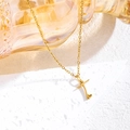 Elegante collana in acciaio al titanio dorato con ciondolo a lettera T e cuore - Oro / Lettera T
