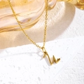 Collana in acciaio al titanio dorato con ciondolo lettera U e cuore su pietra bianca - Oro / Lettera U