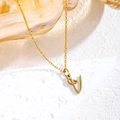 Collana in acciaio al titanio dorato con ciondolo lettera V e catena a maglie fini - Oro / Lettera V