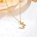 Elegante collana in acciaio al titanio dorato con pendente a lettera araba da donna - Oro / Lettera W
