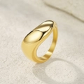 Detailed view of a golden minimalist ring with organic curved lines and polished finish - US 6 / Abstract Wavy Style