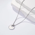 Collar de suéter minimalista en acero inoxidable plateado con un colgante geométrico - Color acero