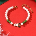Pulsera navideña de perlas con colgante de alce blanco y cuentas verdes sobre rojo - Estilo Reno (SL8600)