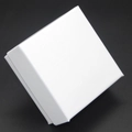 Boîte à bijoux carrée blanche minimaliste pour bagues et boucles sur fond noir mat - Blanc