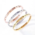Dreiteiliges Set aus Titanstahl-Armreifen mit römischen Ziffern in Gold, Silber und Roségold - Roségold