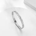 Poliertes Edelstahl-Armband mit Karomuster und Zirkon-Inlay auf Display - Silber