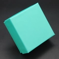 Boîte cadeau à bijoux carrée bleu Tiffany avec finition mate sur fond texturé - Vert