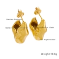 Gros plan sur les boucles d'oreilles dorées de 18mm en acier inoxydable poli brillant - Style Lave Irrégulier (E124)
