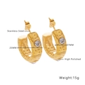 Gros plan de boucles d'oreilles C dorées de 25 mm en acier inoxydable avec zircons - Style Incrusté de Strass Martelé (E166)