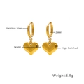 Détail macro de boucles d'oreilles cœur en or 14mm avec finition polie et mesures - Style Pendentif Cœur (E231)