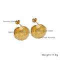 Détail de boucles d'oreilles 18mm en acier doré poli avec texture martelée unique - Style de Motif Martelé Irrégulier (E143)