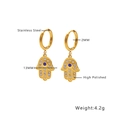 Détail des boucles d'oreilles créoles Main de Fatma en acier doré 18k avec pierres bleues - Style Main de Hamsa (E235)