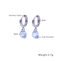 Détails macro des boucles d'oreilles en acier poli avec pierres gouttes violettes - Style Goutte d'Eau Mauve (E237)