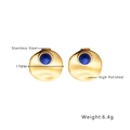 Detailweergave van de 17mm vintage gouden klaver oorbellen van gepolijst staal - Blauwe Steen Schijf (E246)