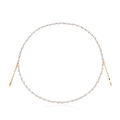 Dettaglio dell'accessorio per capelli con perle e fermagli dorati su fondo bianco - Oro