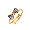 Verstellbarer Goldring mit blauem Steinbesatz und gehämmerter Ringschiene im Design - Gold mit Blauem Zirkonia