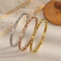 Detailsicht auf drei Armreifen in Gold, Silber und Roségold mit römischen Ziffern und Zirkonia - Stahlfarben