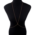Catena da corpo dorata minimalista da donna su un torso di manichino femminile nero - Oro