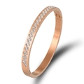 Bracciale in acciaio al titanio placcato oro rosa con zirconi diagonali e finitura spazzolata - Oro Rosa (B026-8mm)