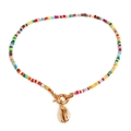 Detailansicht der bunten Perlenkette mit natürlichem Muschel-Anhänger und Goldverschluss - Regenbogen (Stil 1)