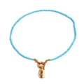 Detailansicht der himmelblauen Perlenkette mit einem goldfarbenen Naturmuschel-Anhänger - Himmelblau (Stil 3)