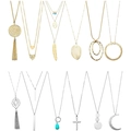 Set de 12 collares de oro y plata con borlas y colgantes geométricos sobre fondo blanco - Estilo de Colección de Elementos Múltiples (Set 7)