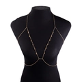 Detalle de la cadena corporal dorada con cuentas en un maniquí negro para joyería fina - Dorado