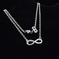 Cavigliera doppia argentata con cuore e lettera B su sfondo nero lucido - Stile Lettera B